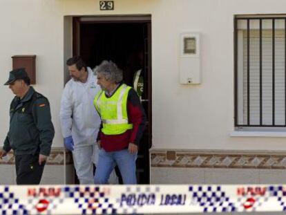 La Guardia Civil sale de la casa del padre, ayer en Campillos (M&aacute;laga).