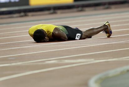 Bolt se lamenta en el suelo tras sufrir la lesión. 