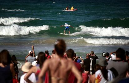 Espectadores del 11 veces campeón del mundo de surf, Kelly Slater durante un evento promocional en la playa de Manly, Sydney, Australia.