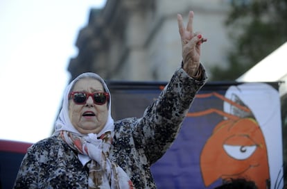 Hebe de Bonafini, de 88 años, es la presidenta de Madres de Plaza de Mayo. La dictadura secuestró y desapareció en 1977 a sus hijos Jorge Omar y Raúl Alfredo. "Al principio teníamos mucho dolor y mucho sufrimiento, pero también muchas esperanzas de encontrarlos vivos", recuerda De Bonafini sobre los comienzos. La activista, alineada con el kirchnerismo, critica con dureza las políticas del presidente Mauricio Macri pero agradece el cariño que reciben a diario del pueblo argentino: "Nuestros hijos son ustedes".