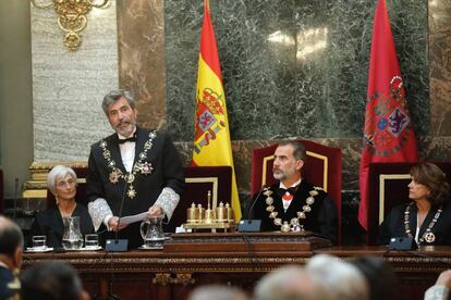 El Rey Felipe VI, junto a la fiscal general del Estado, María José Segarra (i), y la ministra de Justicia, Dolores Delgado (d), durante el discurso del presidente del Tribunal Supremo y del Consejo General del Poder Judicial, Carlos Lesmes (2i), en la ceremonia de apertura del Año Judicial, que tiene lugar hoy en la sede del Tribunal Supremo.