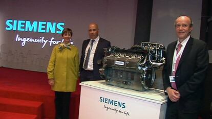 La consejera Arantza Tapia, junto a los responsables de Siemens Olivier Bécle y Mikel Igartua, durante la presentación del nuevo motor de gas.