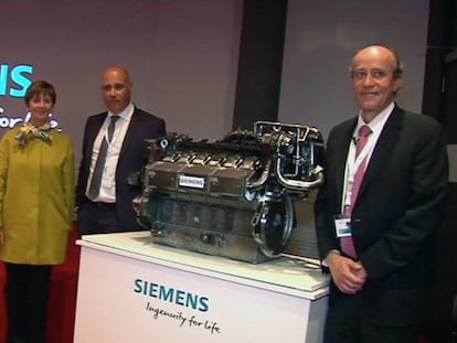 La consejera Arantza Tapia, junto a los responsables de Siemens Olivier Bécle y Mikel Igartua, durante la presentación del nuevo motor de gas.
