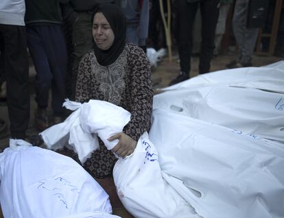 Una madre llora junto al cadáver de su hijo muerto durante un bombardeo israelí en el sur de la franja de Gaza, en la morgue del hospital Nasser en Yan Junis.