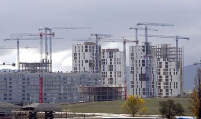 Viviendas en construcci&oacute;n en una imagen de archivo.