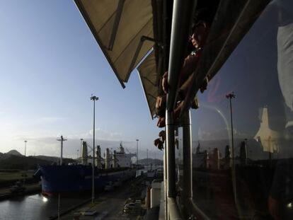 Un barco espera su turno para atravesar el canal de Panam&aacute;.