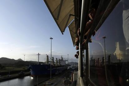 Un barco espera su turno para atravesar el canal de Panam&aacute;.