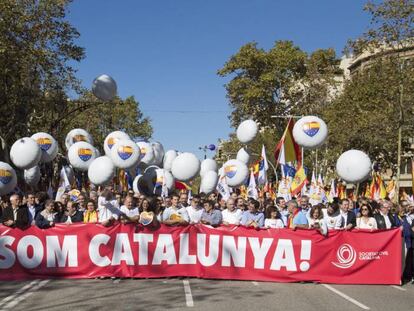 Cabecera de la manifestaci&oacute;n convocada por la entidad Societat Civil Catalana bajo el lema &quot;Todos somos Catalu&ntilde;a&quot;.