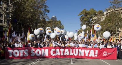 Cabecera de la manifestaci&oacute;n convocada por la entidad Societat Civil Catalana bajo el lema &quot;Todos somos Catalu&ntilde;a&quot;.