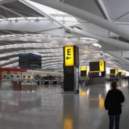 Interior del aeropuerto de Heathrow gestionado por BAA.