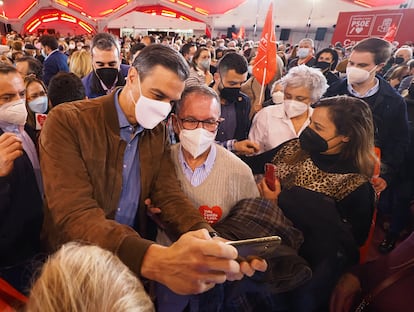 El presidente del Gobierno, Pedro Sánchez, tras un mitin de la campaña del PSOE en las elecciones autonómicas de Castilla y León el 11 de febrero en Valladolid.