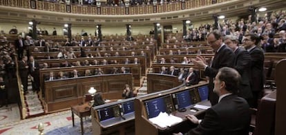 La bancada popular aplaude a Mariano Rajoy tras su discurso de investidura el 19 de diciembre de 2011.