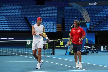 Nadal y Roig, durante un entrenamiento en Perth.