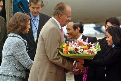 Los Reyes saludan al viceministro de Exteriores vietnamita, Le Cong Phung, a su llegada a Hanoi.