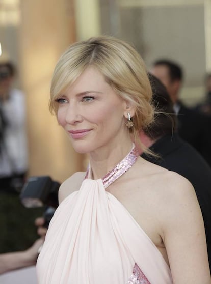 <p>Cate Blanchett llegó a la alfombra de los premios SAG de Hollywood de 2014, y la primera pregunta que le hizo la periodista de la cadena E! fue sobre el diseñador de su vestido rosa. Pregunta que la actriz respondió amablemente (era de Givenchy). Automáticamente vio cómo era sometida a un serpenteante plano de una cámara que recorrió todas sus curvas, y espetó: “¿Esto también se lo hacéis a los tíos? ¿Qué crees que va a pasar ahí abajo?”, consciente de que los hombres de la industria no son examinados de la misma manera, o no lo son en absoluto, en este tipo de eventos. </p> <br> <p> <p>Tuvieron que pasar tres preguntas sobre su gusto por la moda hasta que Blanchett fue preguntada por su trabajo en ‘Blue Jasmine’, papel por el que esa noche se llevó el premio a mejor actriz. “La prensa nos juzga por las apariencias y no por nuestro talento” ha dicho desde entonces en más de una ocasión. </p> <br> <p>