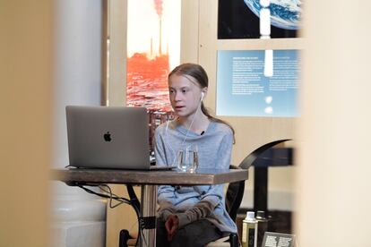 La activista Greta Thunberg recordó este miércoles que la lucha contra el cambio climático sigue pendiente. Lo ha hecho en una conversación virtual mantenida con Johan Rockström, profesor de la Universidad de Estocolmo.