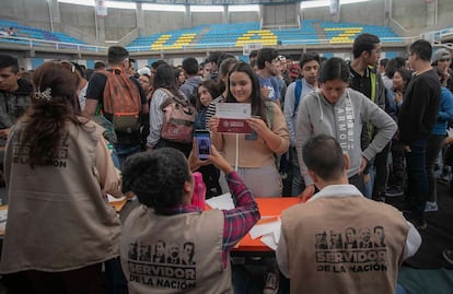 Jvenes del Estado de Zacatecas reciben sus tarjetas de la beca Benito Jurez, en mayo de 2019.