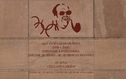 El mural-homenaje al entrenador Carlos Gil Pérez en la calle Cristo de los Milagros de Salamanca, donde residió.