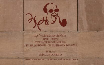 El mural-homenaje al entrenador Carlos Gil Pérez en la calle Cristo de los Milagros de Salamanca, donde residió. 