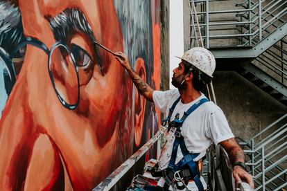 El artista Fernando Cazé pintando el mural en homaneja al escritor Machado de Assis