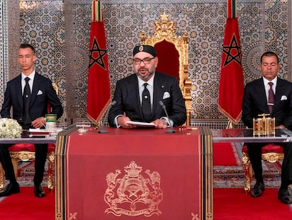 El rey Mohamed VI, entre el príncipe heredero Hassan y su hermano, Mulay Rachid, el pasado 29 de julio en Tetuán (Marruecos).