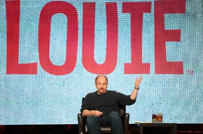 Louis C.K. ante un cartel de la serie 'Louie'.