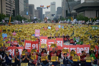 Miembros de la Confederación de Sindicatos de Corea gritan consignas y sostienen pancartas durante una protesta que pide incrementos salariales y mejoras en la situación laboral, en la Plaza Gwangwhamun en Seúl (Corea del Sur). Sindicatos de trabajadores en varios departamentos, limpiadores de los gobiernos locales y los cobradores de peajes de carreteras participaron en la huelga conjunta en todo el país.