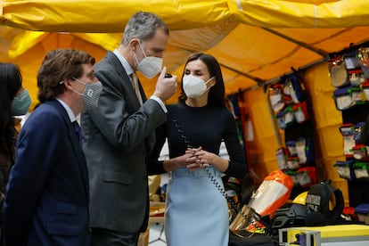 Los Reyes hablan por radio con una unidad móvil del Samur para felicitarles por el 30º aniversario de la creación del servicio de emergencias.