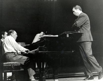 El barítono alemán Dietrich Fischer-Dieskau, en un concierto acompañado al piano por Gerald Moore, en 1967.