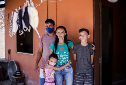 Patrícia Nataline de Oliveira, junto a su familia en su casa de Ceará.