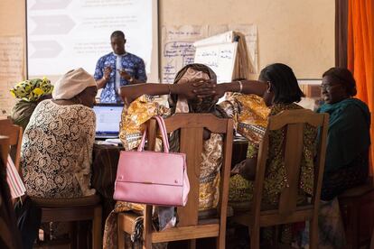 Las asistentes al taller atienden a una presentación sobre los distintos modos de intervención ante una situación de conflicto.

