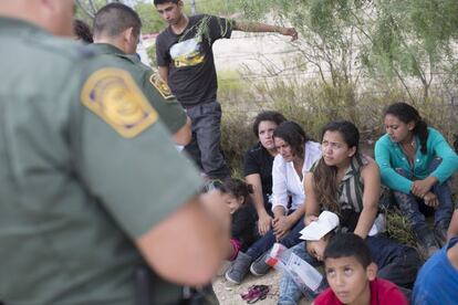 Un agente de la Patrulla Fronteriza de Estados Unidos recolecta la información de los migrantes detenidos en Roma, Texas.