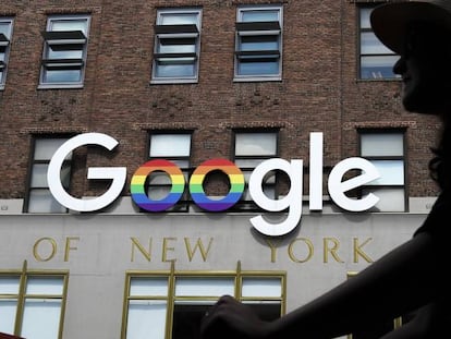 El logotipo de Google sobre la fachada de la sede de la compañía en Nueva York. 