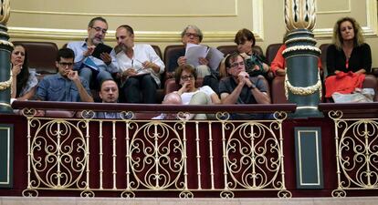 Trabajadores de RTVE siguen en la tribuna del Congreso el debate sobre la reforma de la ley.  