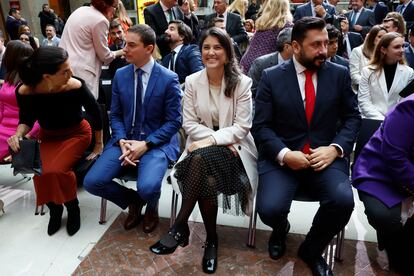 La diputada de Más Madrid en la Asamblea Manuela Bergerot, entre Juan Lobato (PSOE) y Carlos Díaz Pache (PP), en el acto de homenaje a la Constitución Española el pasado 4 de diciembre.