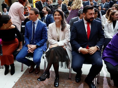 La diputada de Más Madrid en la Asamblea Manuela Bergerot, entre Juan Lobato (PSOE) y Carlos Díaz Pache (PP), en el acto de homenaje a la Constitución Española el pasado 4 de diciembre.