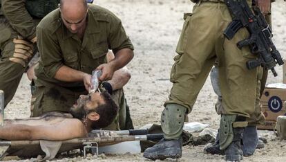 Soldados israel&iacute;es evac&uacute;an a un herido.