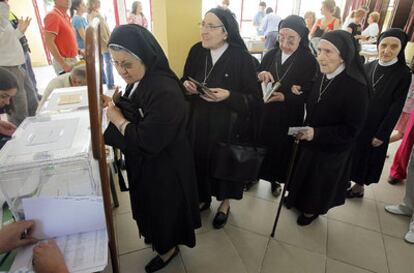 Varias monjas votan en el colegio Bernadette de Aravaca.