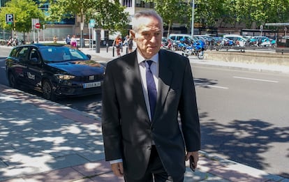 El juez Juan Carlos Peinado, cerca de los Juzgados de plaza de Castilla de Madrid, en una imagen de archivo.