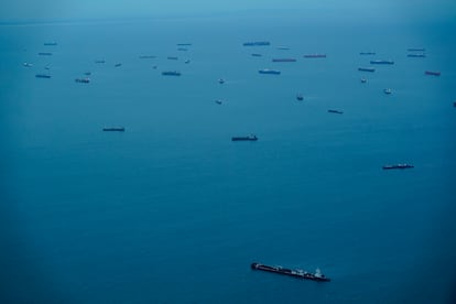 Buques de carga esperan su turno de atravesar el Canal de Panamá, en septiembre de 2023.