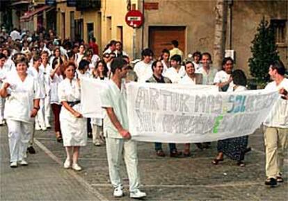 Trabajadores del Hospital General manifestándose ayer ante el Ayuntamiento de Sant Cugat.