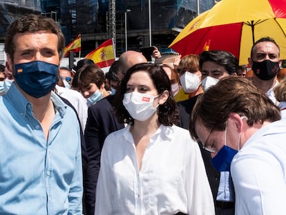 El presidente del PP, Pablo Casado (izquierda) junto a la presidenta en funciones de la Comunidad de Madrid, Isabel Díaz Ayuso, y el alcalde de Madrid, José Luis Martínez Almeida, este domingo en Madrid.