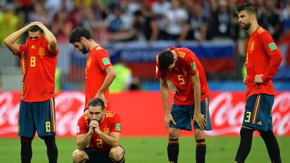 Los jugadores de la Selección se lamentan tras la eliminación en el Mundial frente a Rusia.