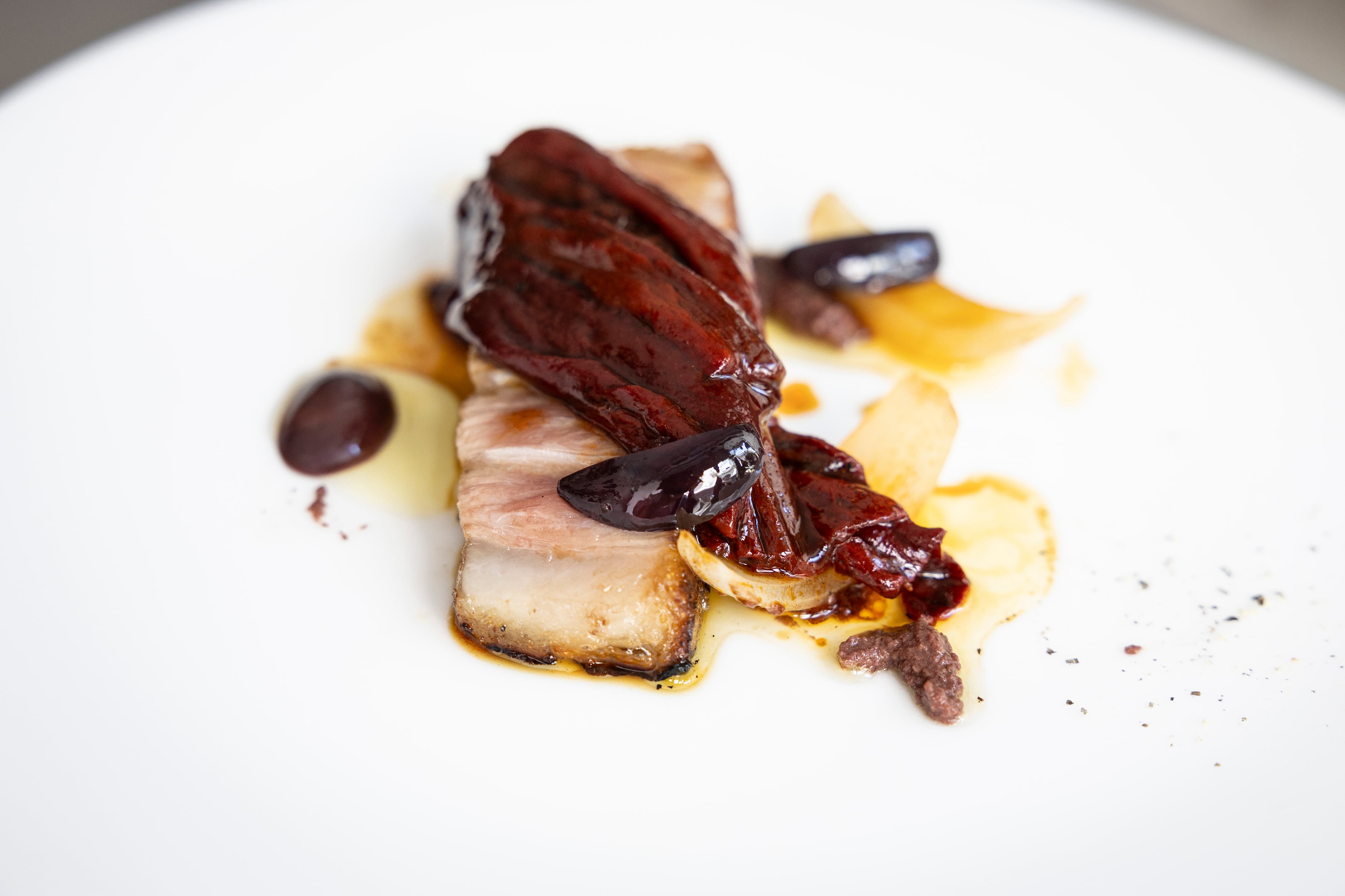 Ventresca de atún con aceituna negra y pimiento escalibado, del restaurante Almarge.