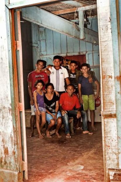 La familia, que tenía una vida sostenible en la isla, fue jugada en una vida de miseria en la periferia de la ciudad.