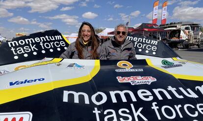 Mónica y Manuel Plaza posan junto a piezas del coche con el que compiten en el Rally Dakar.