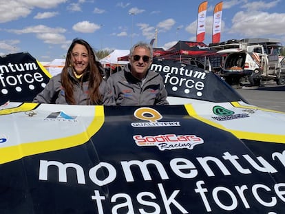 Mónica y Manuel Plaza posan junto a piezas del coche con el que compiten en el Rally Dakar.