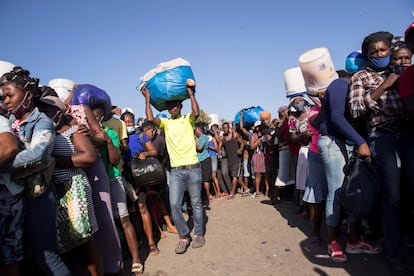 La activista haitiana Jesula Blanc, coordinadora de la Mesa de Diálogo Transfronterizo, valora que la valla es un "desfavor para las personas vulnerables", en especial para los miles de migrantes que cruzan cada mes hacia República Dominicana a buscar trabajo.