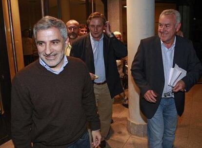 El candidato Willy Meyer, entre Gaspar Llamazares y Cayo Lara, anoche en la sede de IU.