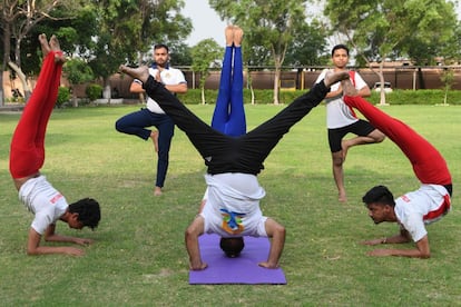 Práctica de yoga en la ciudad india de Amritsar. El balance actualizado de afectados por coronavirus en India es de 410.461 casos confirmados, entre ellos 169.451 activos, 227.755 recuperados y 13.254 fallecidos, después de 306 decesos en las últimas 24 horas.